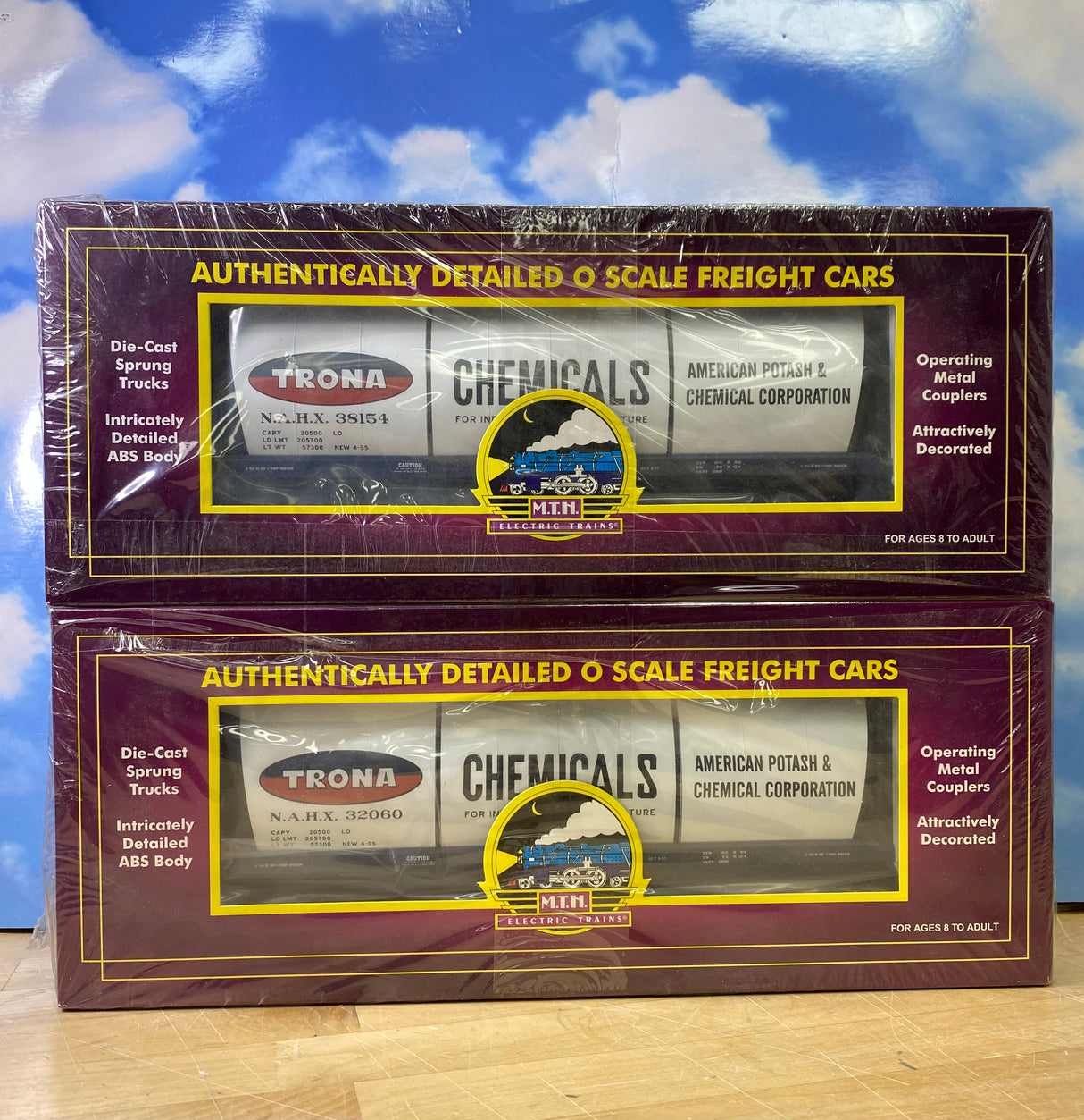 MTH 20-97607 Trona Chemicals O Scale Premier 3-Bay Cylindrical Hopper Car 2-Car Set