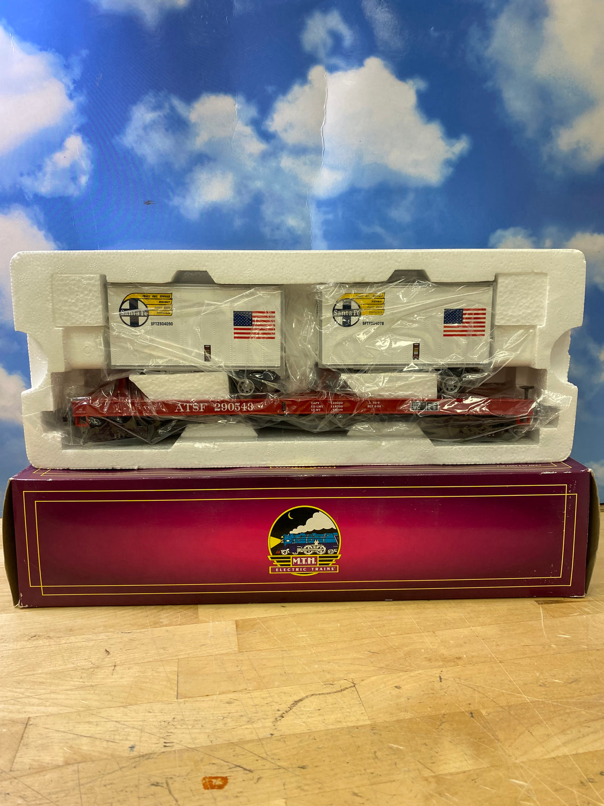 MTH 20-90013C MTH Premier Santa Fe Flat Car w (2) 20’ Trailers