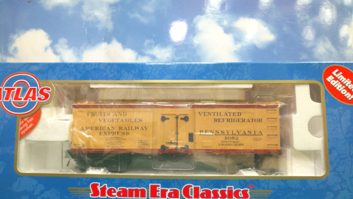Atlas #8057-2 PRR/American Railway Express 36' Wood Reefer Car #4087 (3-Rail)