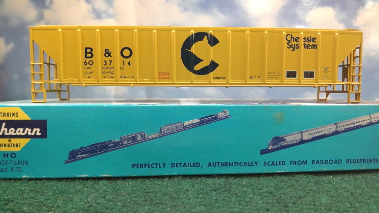 Athearn 201 HO Chessie System 55' Rib-Side Covered Hopper