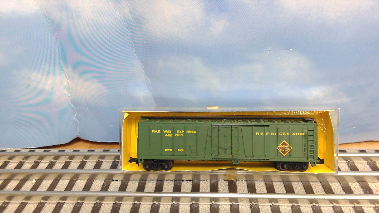 AHM Minitrains N Scale 1:160 #4454F Reefer Railway Express Agency