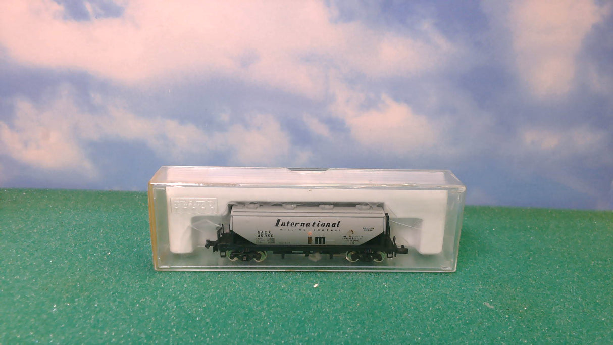 CON-COR N-Scale Two Bay Cov. Hopper International Milling Company #0001-001706