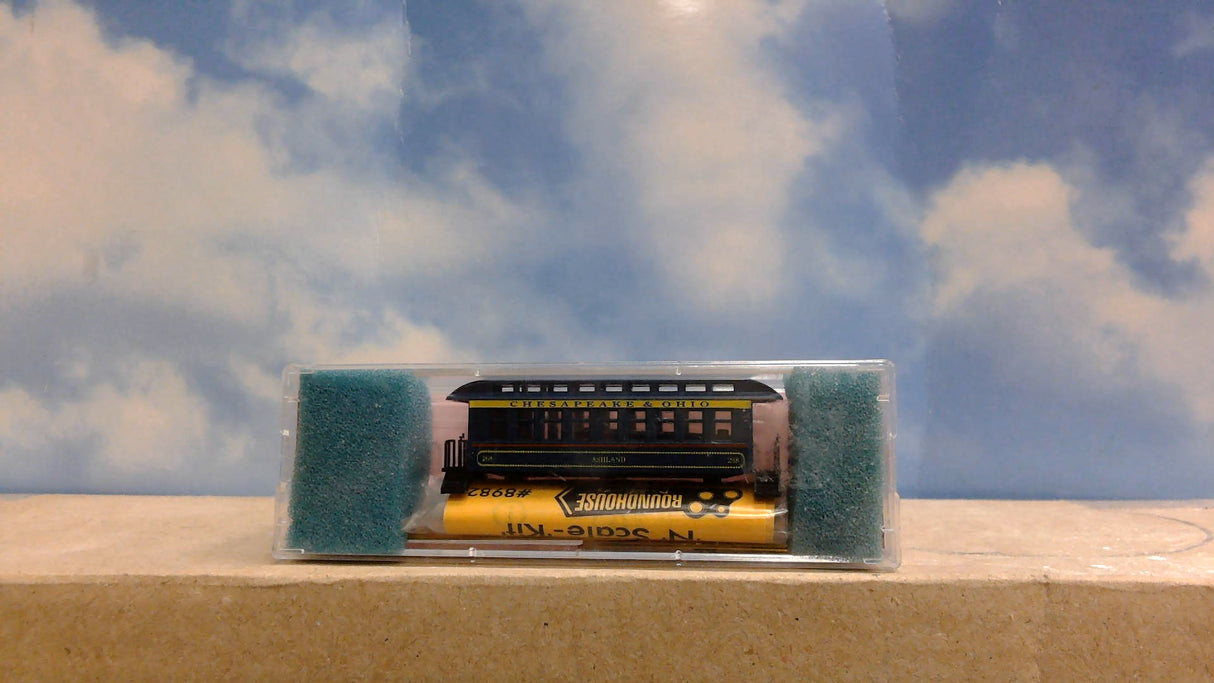 ROUNDHOUSE TRAINS 8504 COACH CAR CHESAPEAKE & OHIO N-SCALE