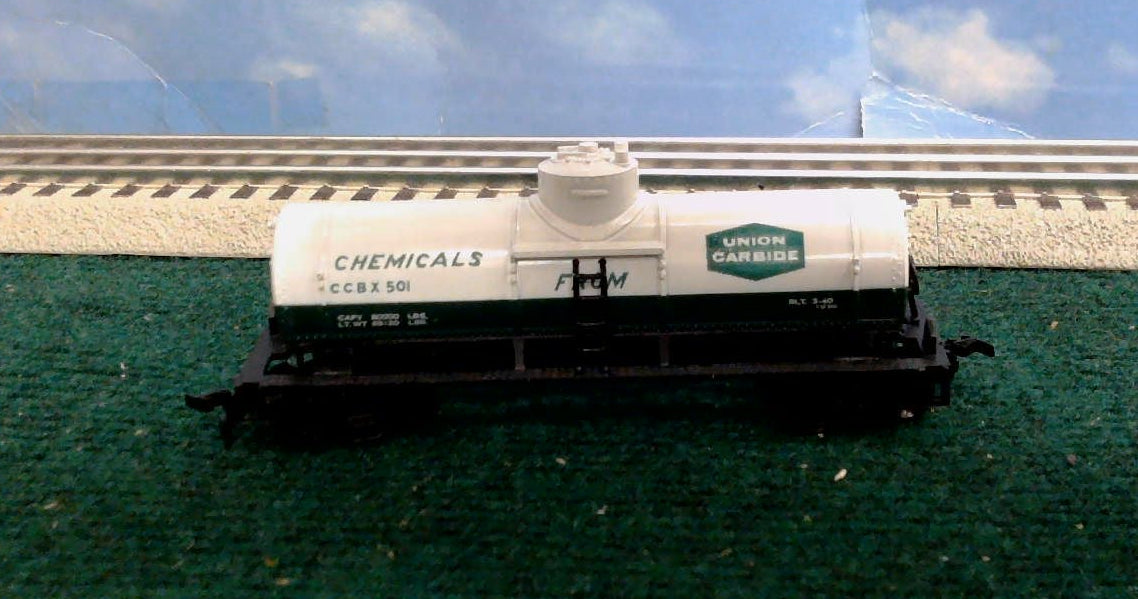 Life-Like 8495 HO Union Carbide Tank Car