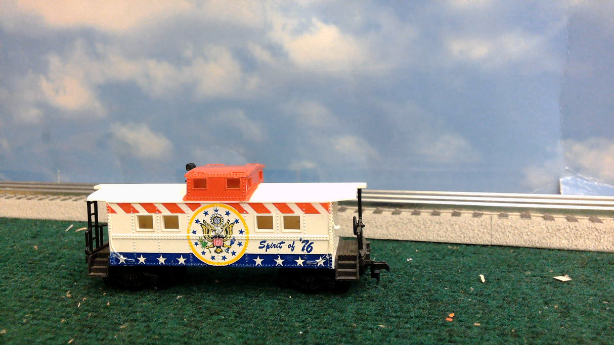 TYCO HO SCALE SPIRIT OF AMERICA PASSENGER CAR AND CABOOSE SET