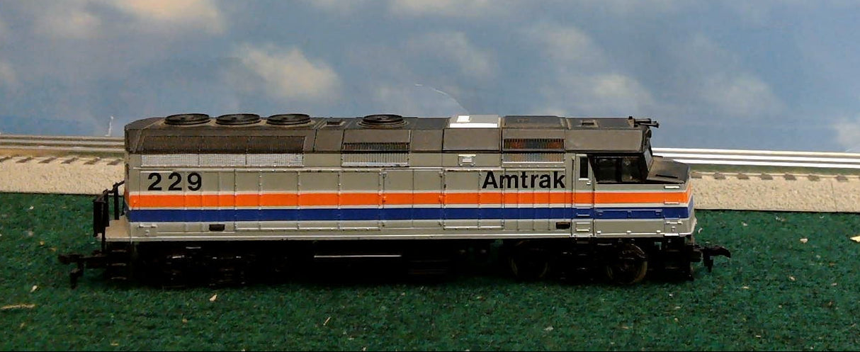 LIFE-LIKE HO SCALE AMTRAK DIESEL #229 WITH DUMMY