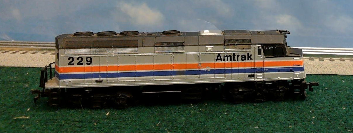LIFE-LIKE HO SCALE AMTRAK DIESEL #229 WITH DUMMY