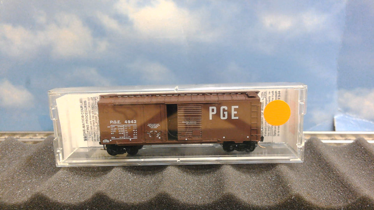 MICRO-TRAINS 22070 PACIFIC GREAT EASTERN 40' STANDARD BOX CAR PLUG & SLIDING DOOR