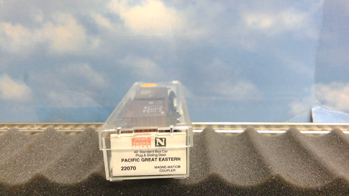 MICRO-TRAINS 22070 PACIFIC GREAT EASTERN 40' STANDARD BOX CAR PLUG & SLIDING DOOR