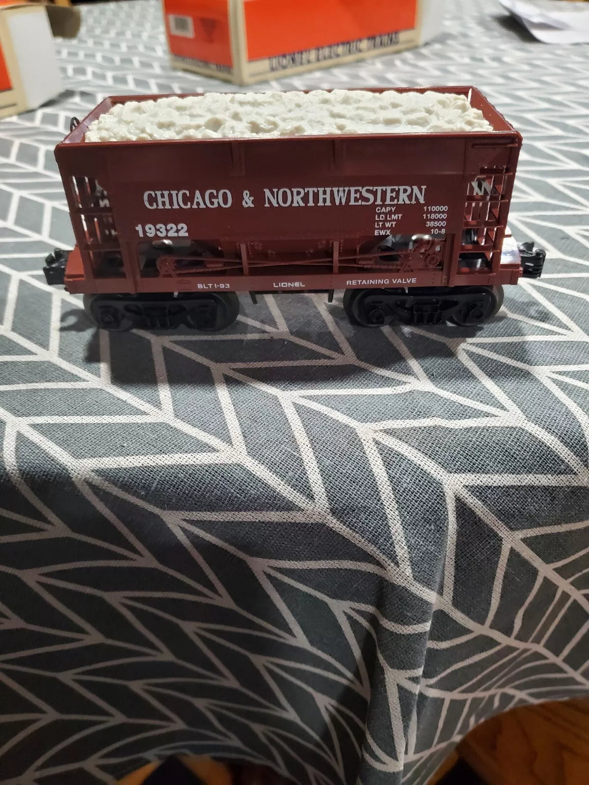 Lionel 6-19322 O Gauge Chicago & North Western Ore Car with Ore Load