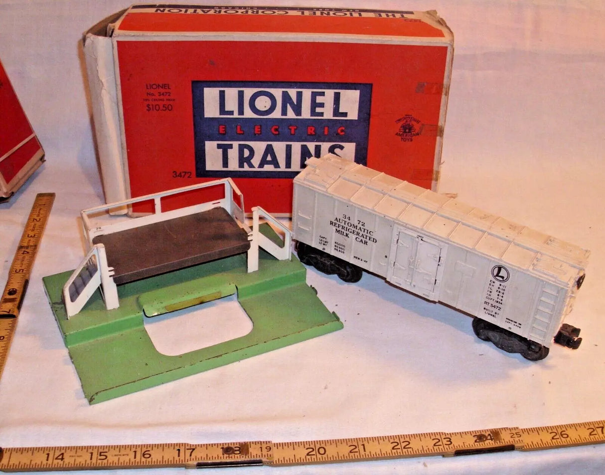 LIONEL NO. 3472 AUTOMATIC REFRIGERATED MILK CAR WITH DOCK AND MILK JUGS