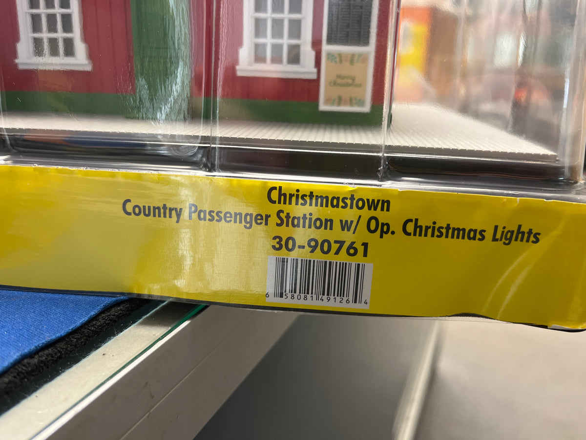 MTH 30-90761 O Scale RailKing Christmastown Country Passenger Station w/Operating Christmas Lights