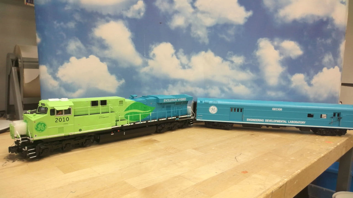 MTH 20-2986-1E GE Evolution ES44AC W/ 20-2986A 70' Streamlined Pro Passenger SET