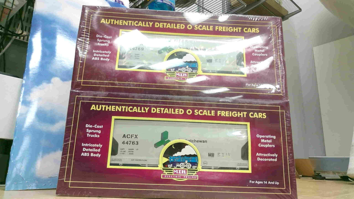 MTH Saskatchewan Minerals O Scale Premier 2-Bay Centerflow Hopper 2Pack NEW
