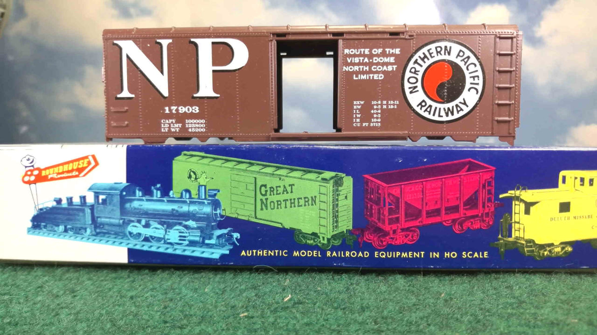 Roundhouse 1087 HO Unconstructed Northern Pacific 40' Round Top Box Car