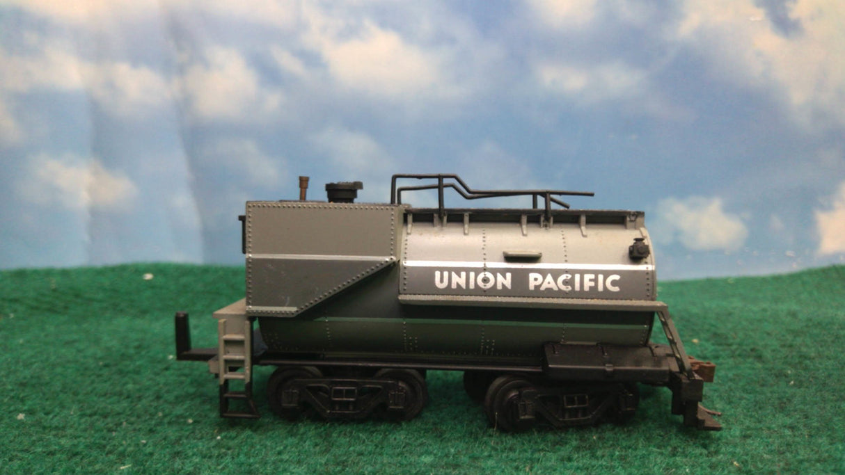 Bachmann HO Union Pacific 0-6-0 with Oil Tender