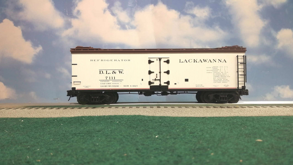 Atlas #8156-8 Lackawanna 40' Re-Built Wood Reefer Car #7111 (3-Rail)