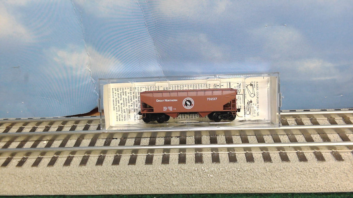 Micro Trains Twin Hopper Great Northern Magnet- Matic Coupler 55060