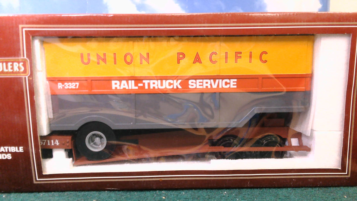 BACHMANN BIG HAULER #98301 G-GAUGE FLAT CAR WITH CLOSED TRAILER UNION PACIFIC