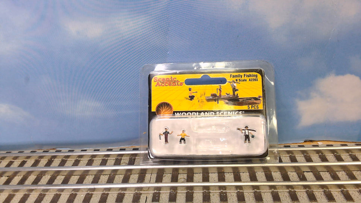 WOODLAND SCENICS N-SCALE FAMILY FISHING A2203