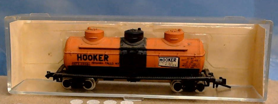 LIFE-LIKE S784B 3 DOME TANK CAR HOOKER CHEMICALS