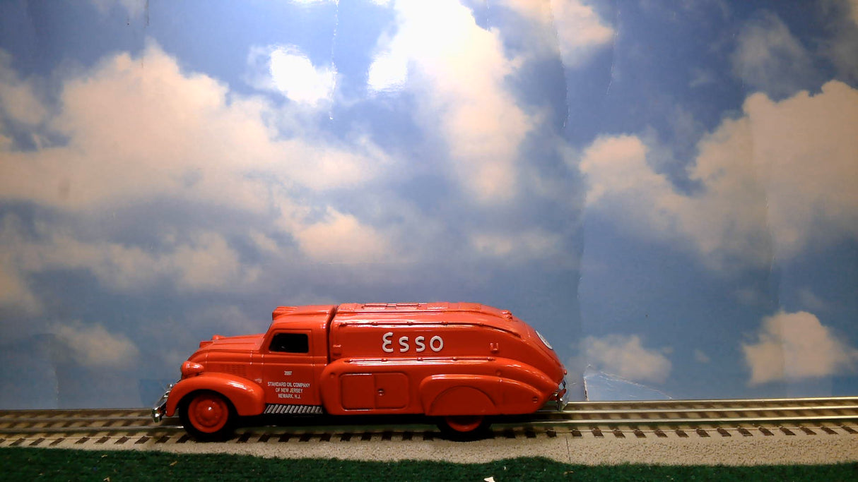 ERTL 2097 DIE-CAST ESSO 1939 AIRFLOW TANKER BANK