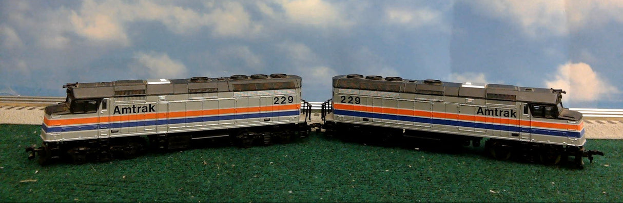 LIFE-LIKE HO SCALE AMTRAK DIESEL #229 WITH DUMMY