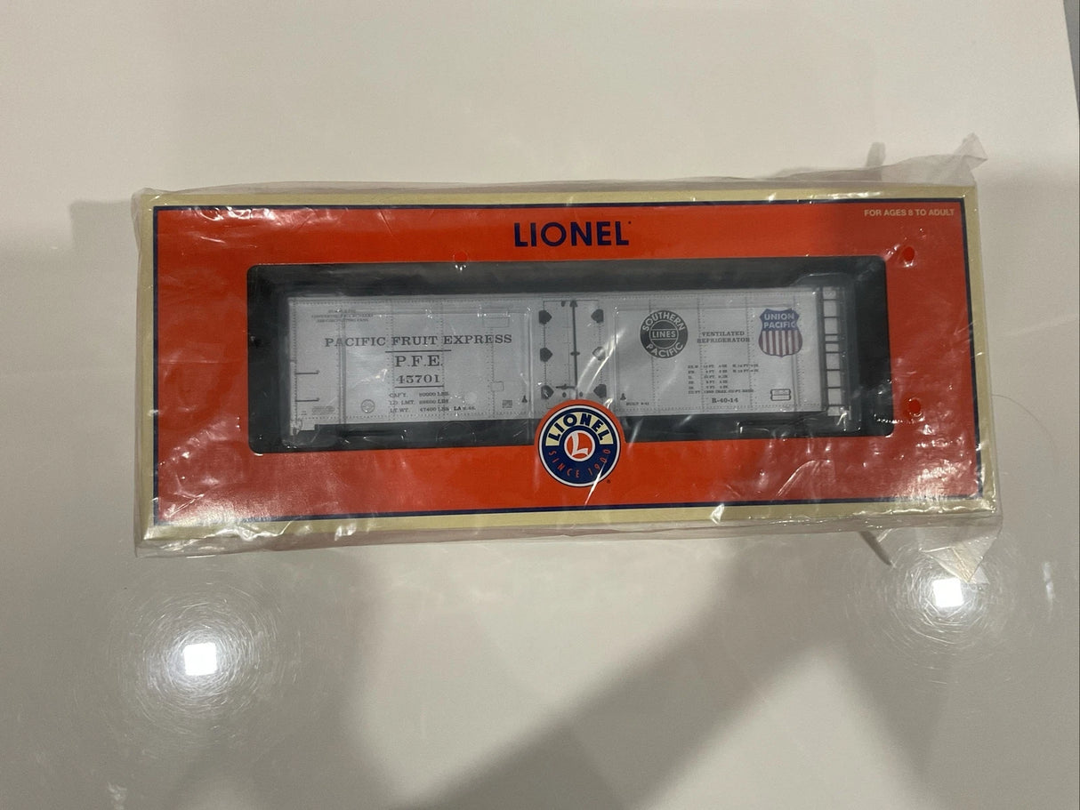 Lionel 6-17393 Pacific Fruit Express Steel-Sided Refrigerator Car Silver